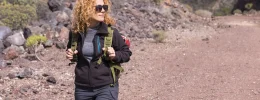Chica haciendo senderismo en Tenerife