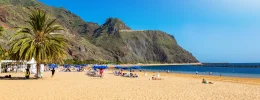 increible vista de la playa las teresitas con arena amarilla